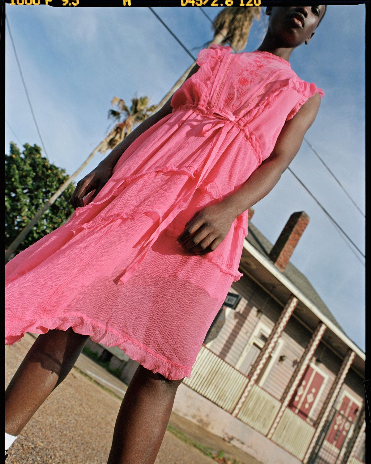 Fotografía tomada en las calles de Nueva Orleans donde aparece una chica con un llamativo vestido de color rosa de nuestra última colección de verano.