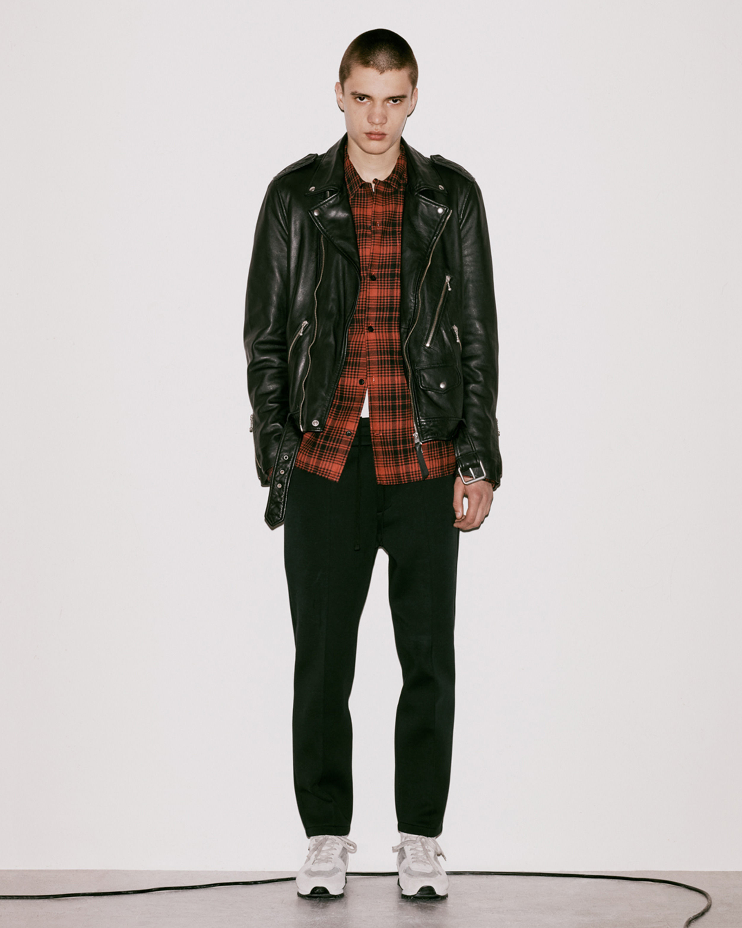 신상품 레더 재킷을 착용한 룩북 남성 모델 사진.