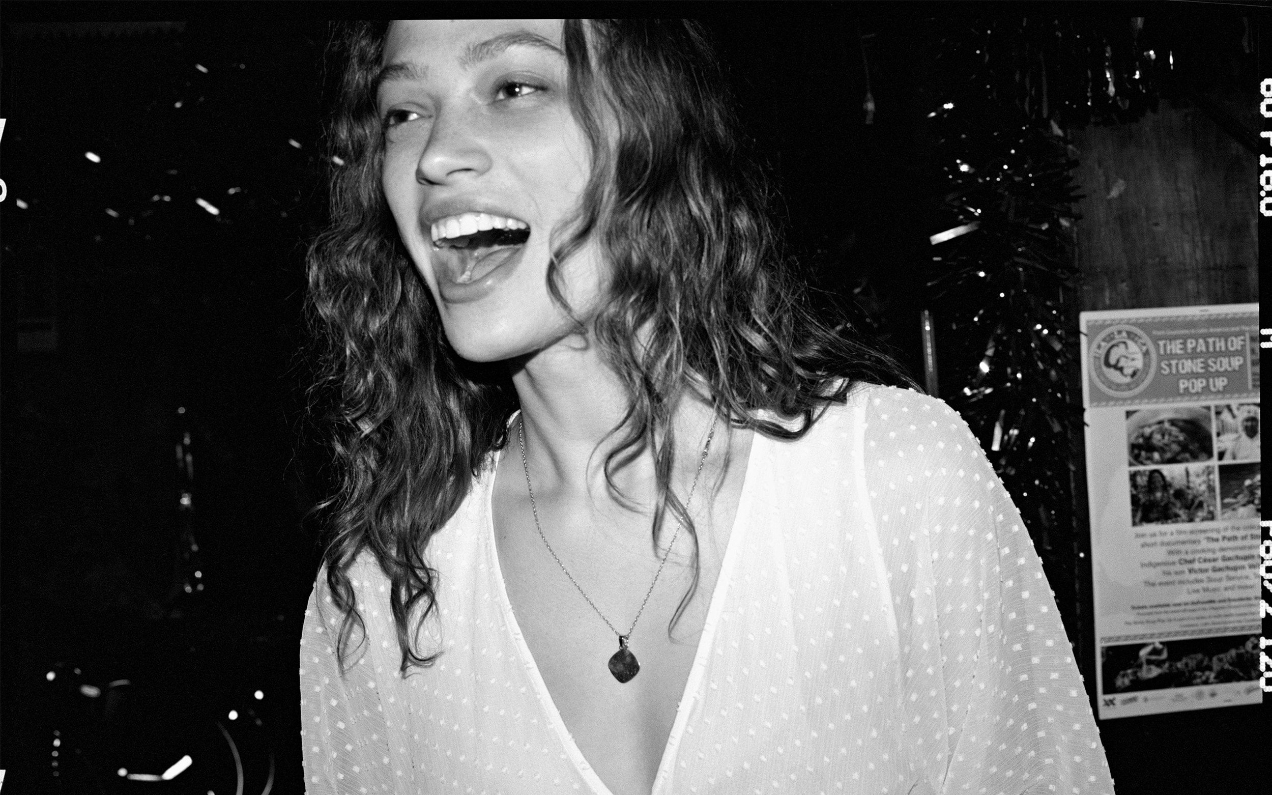 Fotogafía en blanco y negro de una chica vistiendo un vestido de topos de nuestra última colección de verano.