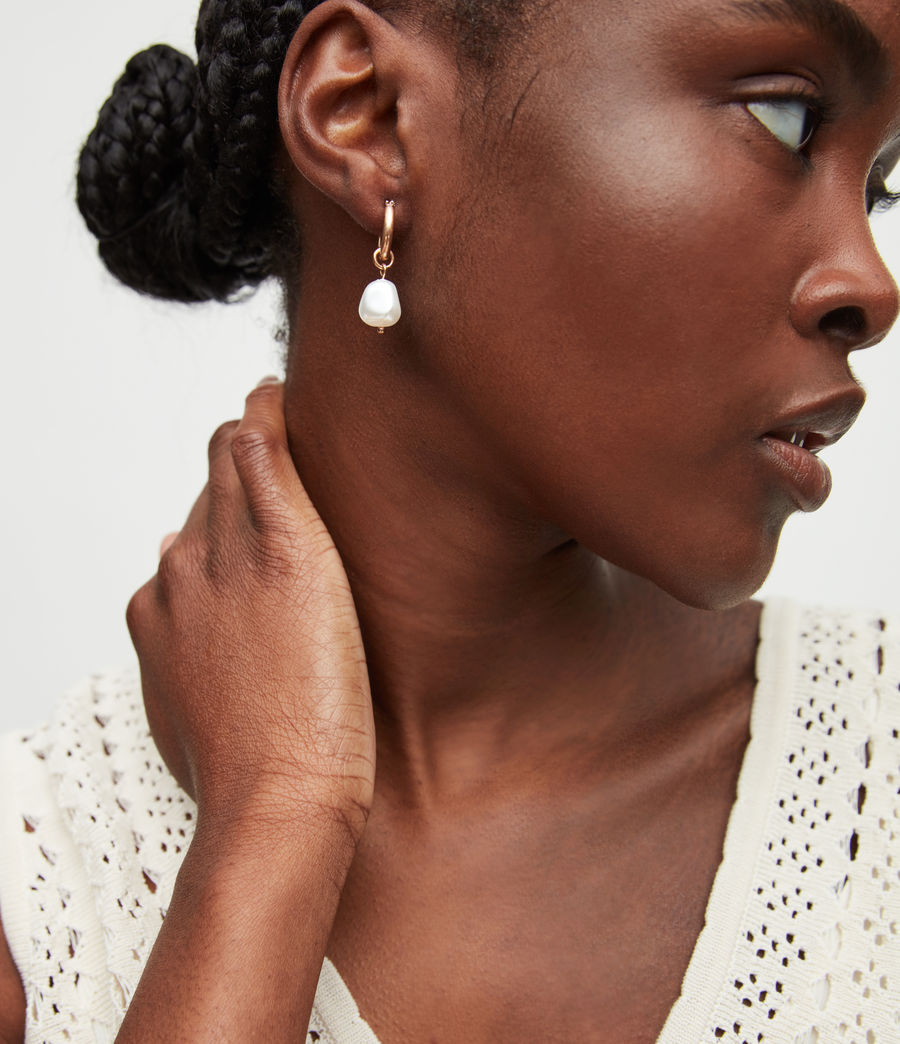 Women's Nola Mismatch Hoop Earrings (pearl_warm_brass) - Image 2