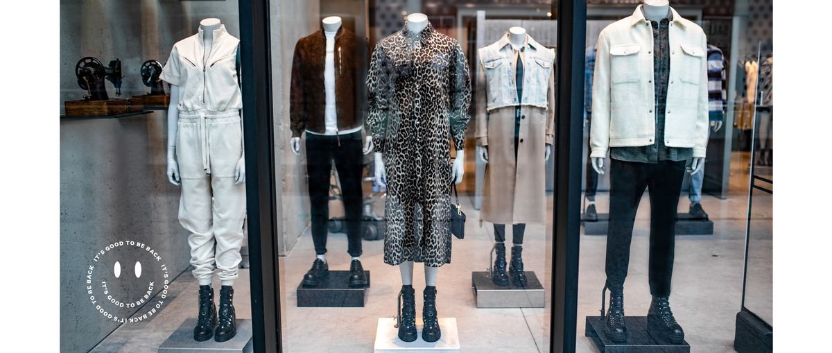 Mannequins habillés de pièces de nos nouvelles collections pour Homme et Femme.