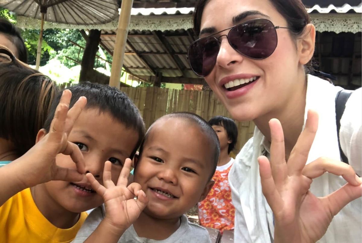 Selfie eines unserer Vertreter mit zwei thailändischen Kindern.