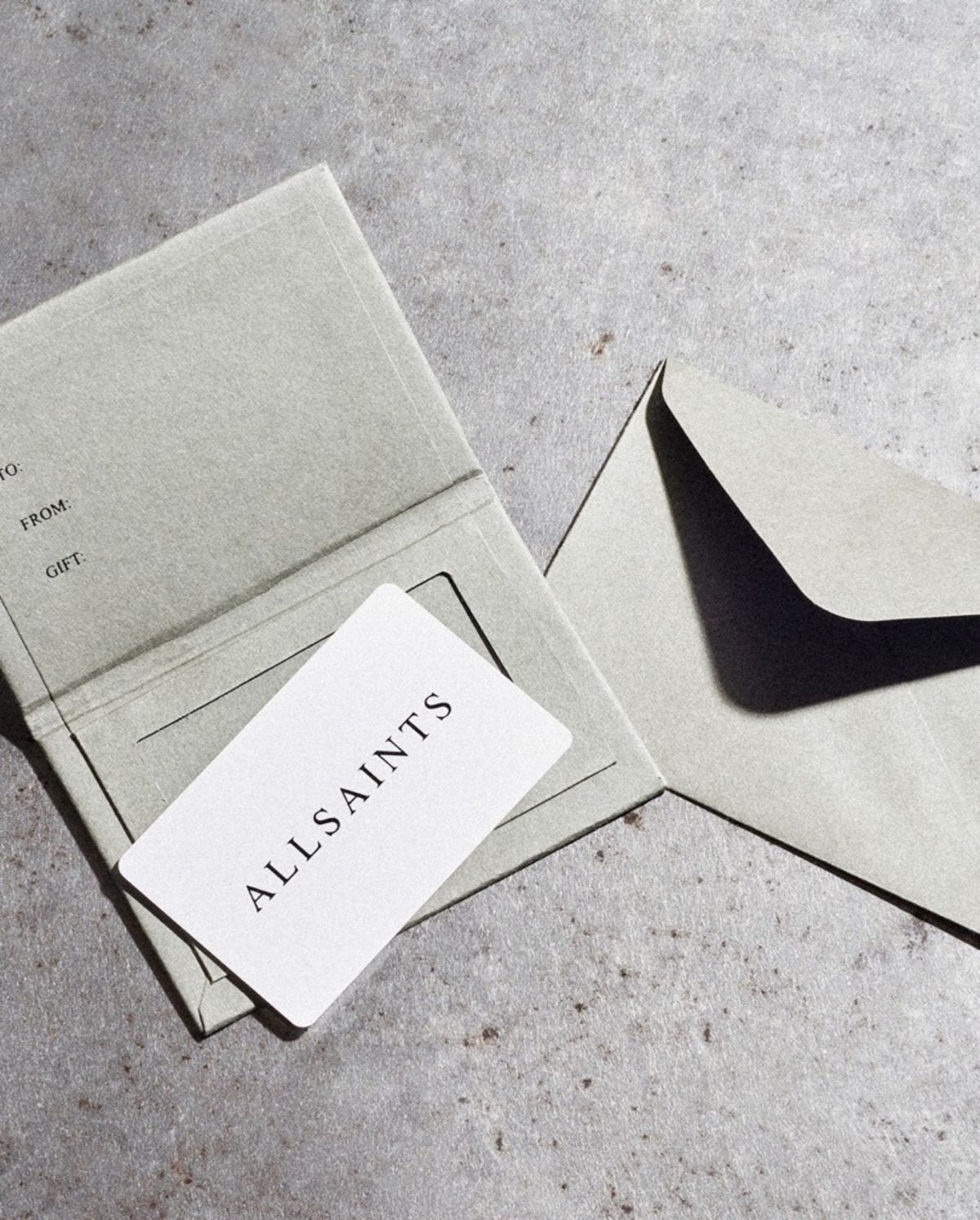 Imagen de nuestras tarjetas regalo apoyadas sobre un fondo gris.