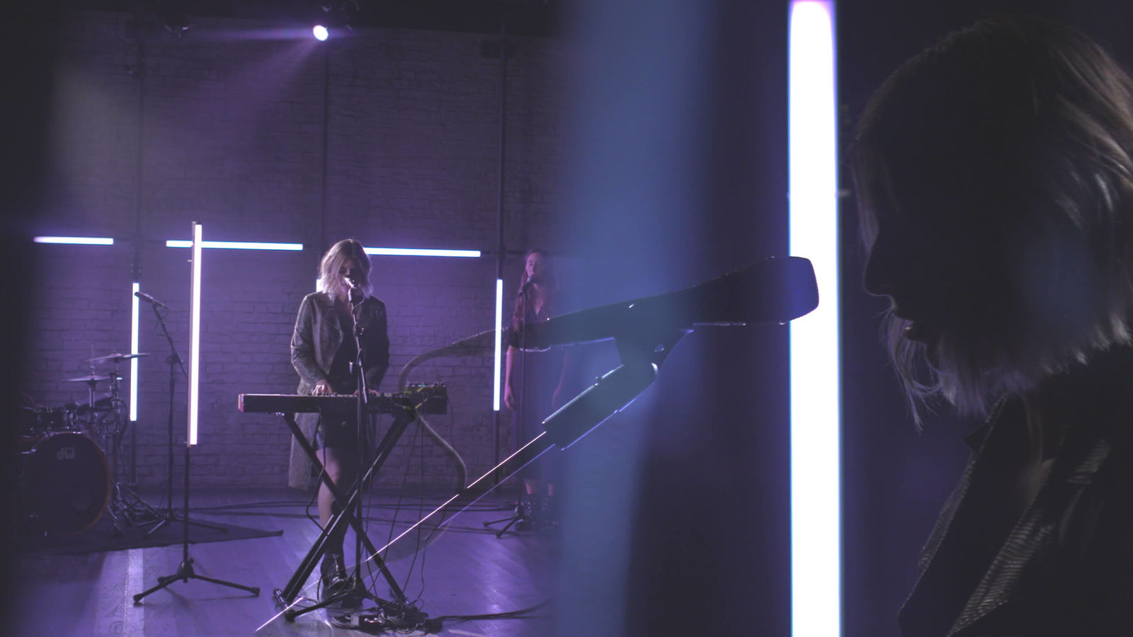 Two superposed images of Vérité performing her new song on the stage of our LA Session.