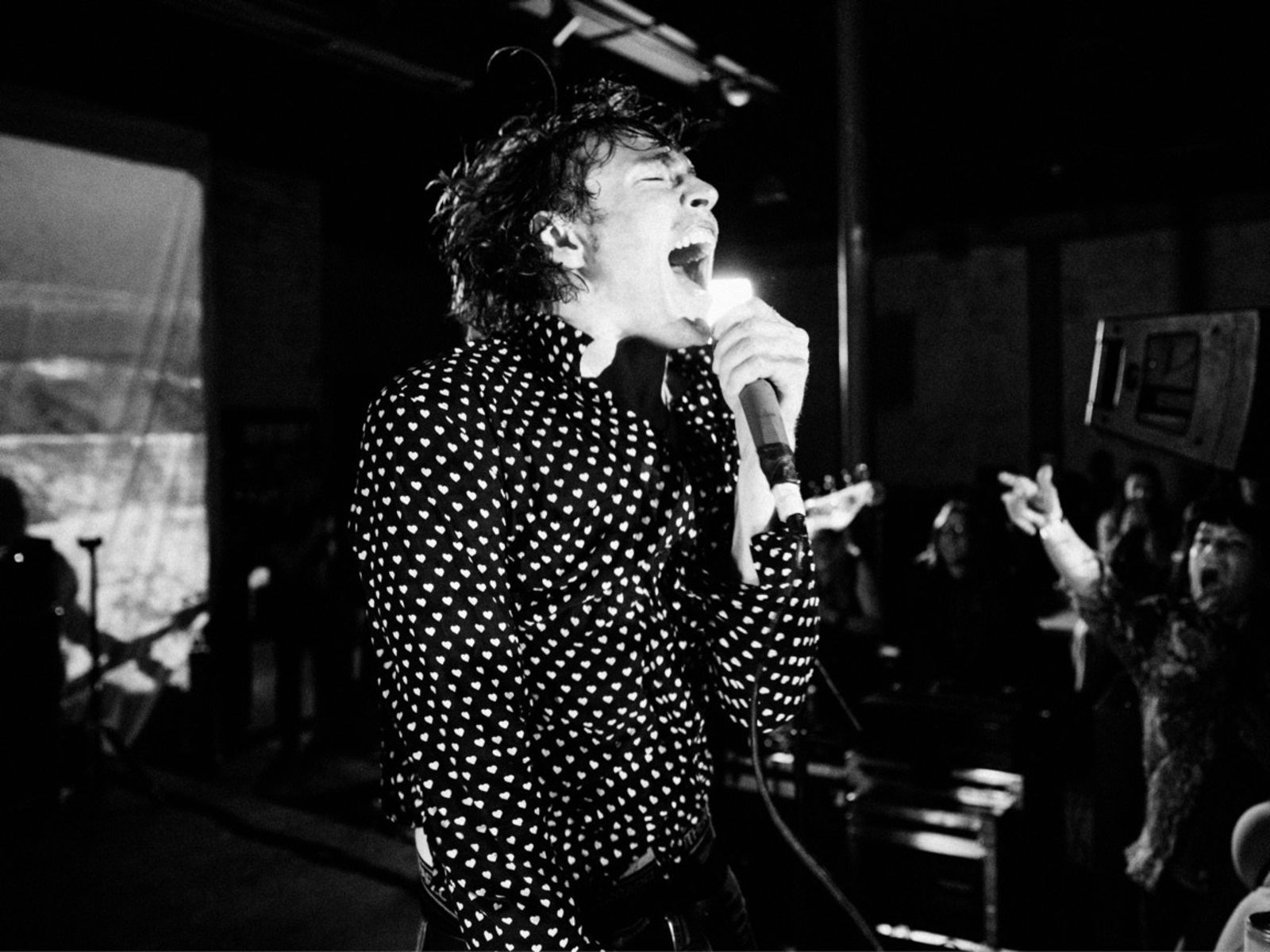 Immagine in bianco e nero di Barns Courtney che canta.