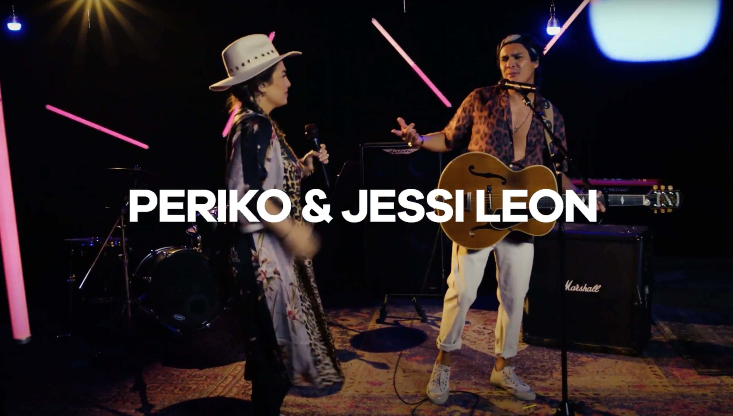 Periko et Jessi Leon interprétant leur chanson Exclusivos pour notre nouvelle LA Session.
