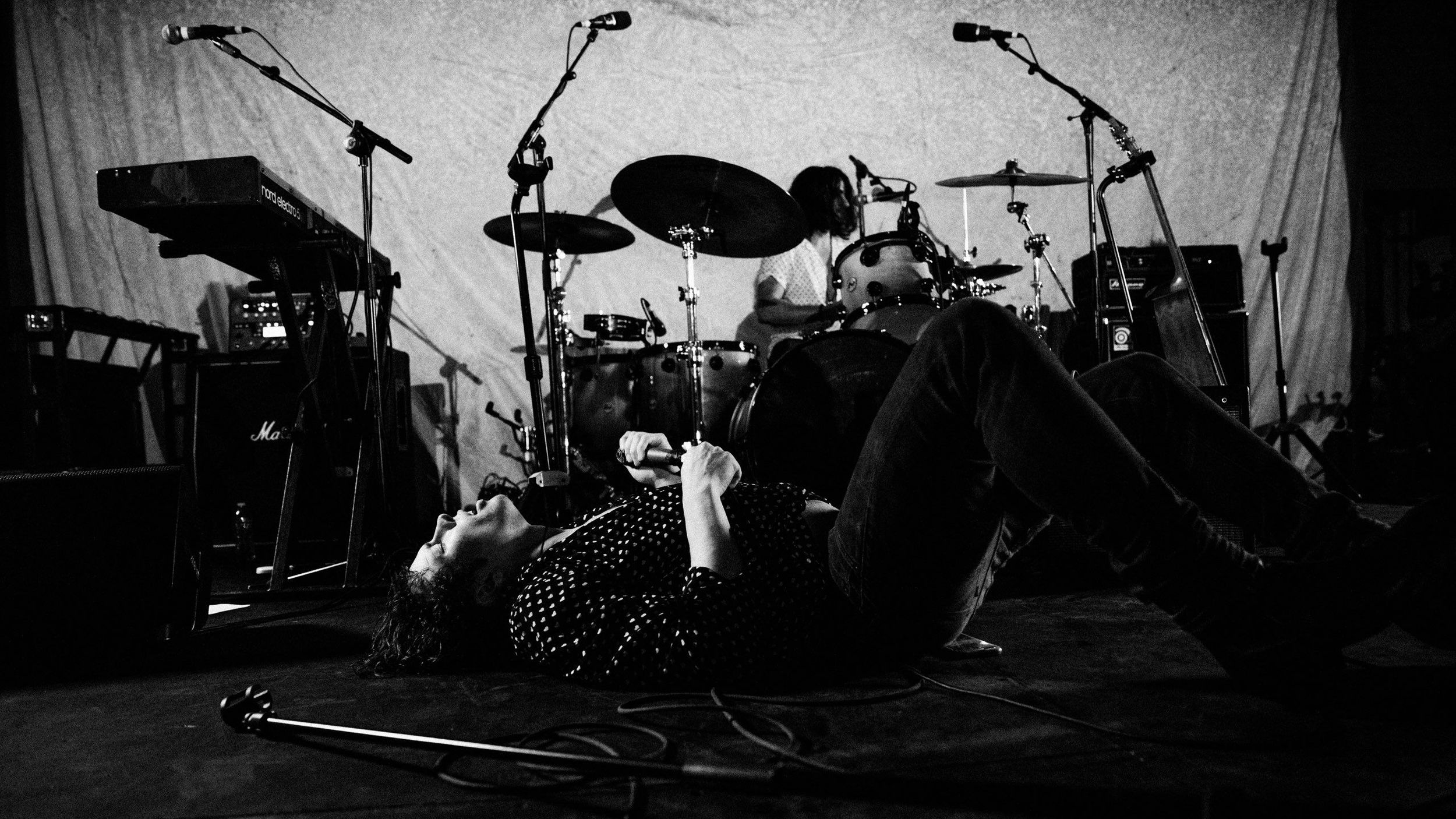 Immagine in bianco e nero di Barns Courtney sul palco per il concerto LA Sessions.