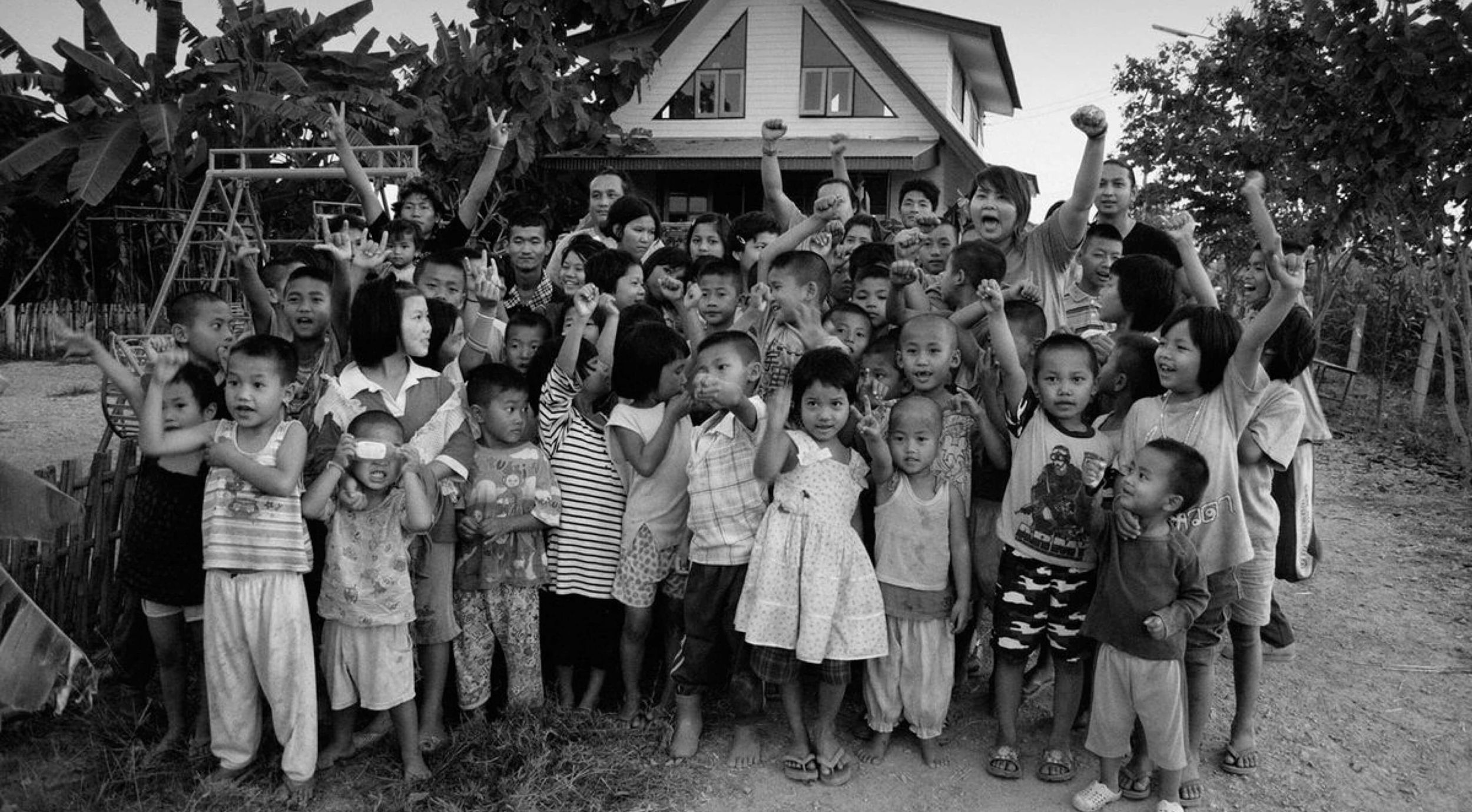 Schwarz-Weiß-Gruppenfoto von thailändischen Kindern, die am Not For Sale-Programm teilnehmen.