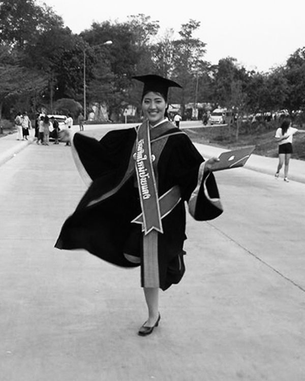 Schwarz-weißes Foto von MeTa bei ihrer Abschlussfeier.