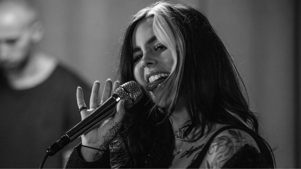 Black and white portrait of Cray singing.