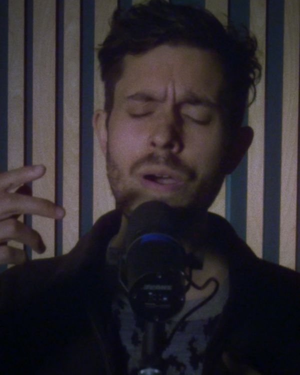 Gros plan sur Khushi en train de chanter.