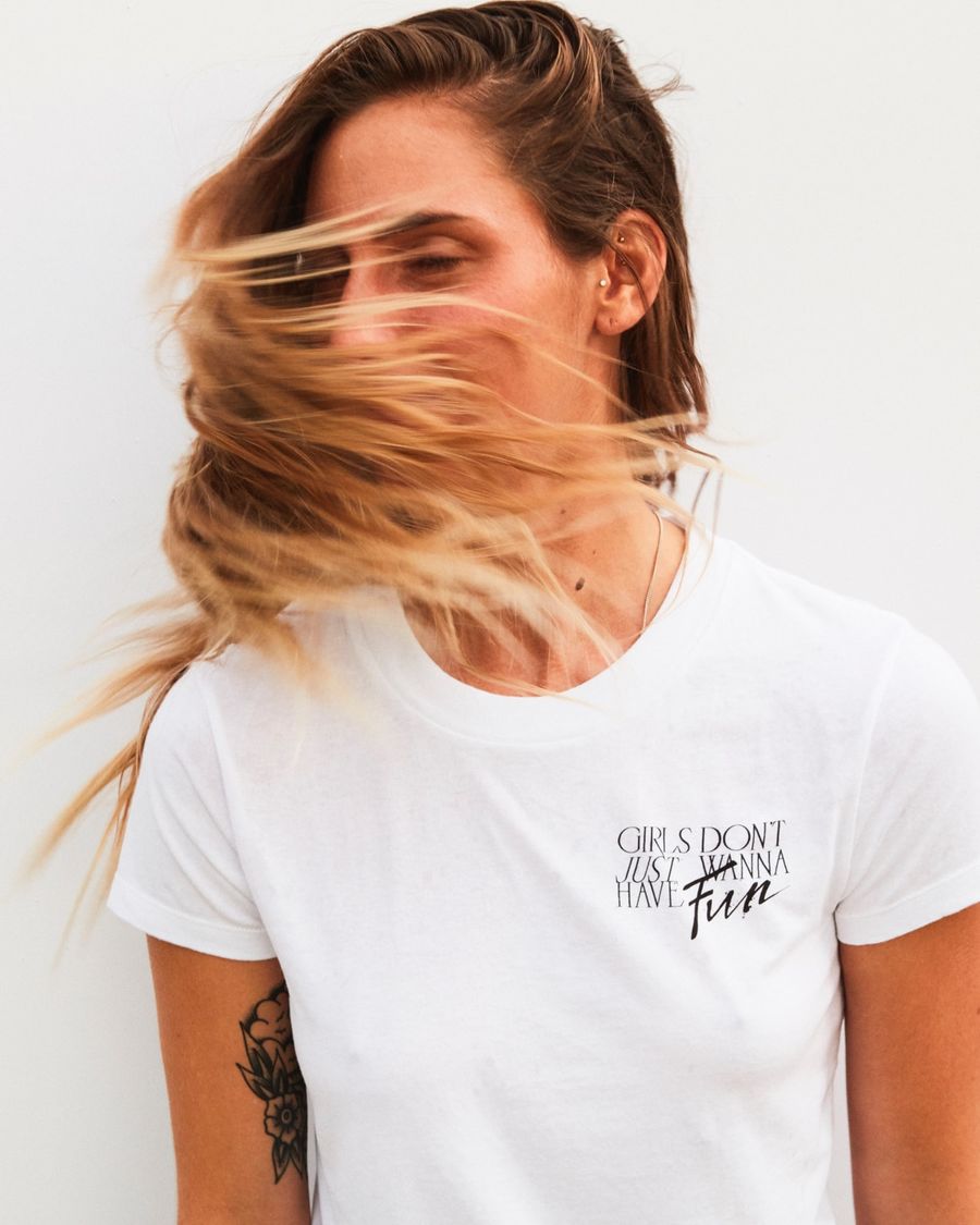 Image d'une femme portant notre t-shirt blanc créé pour la journée internationale de la femme.