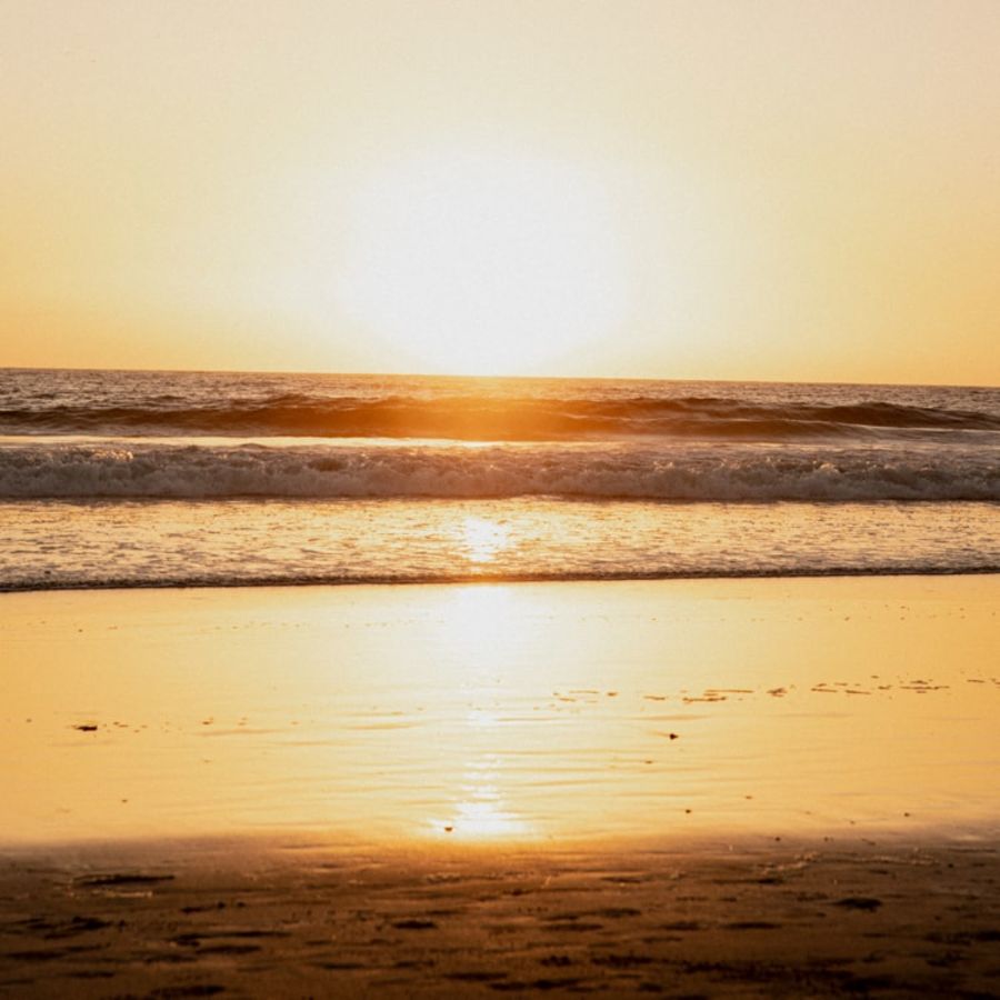 Photo du coucher de soleil sur la mer.