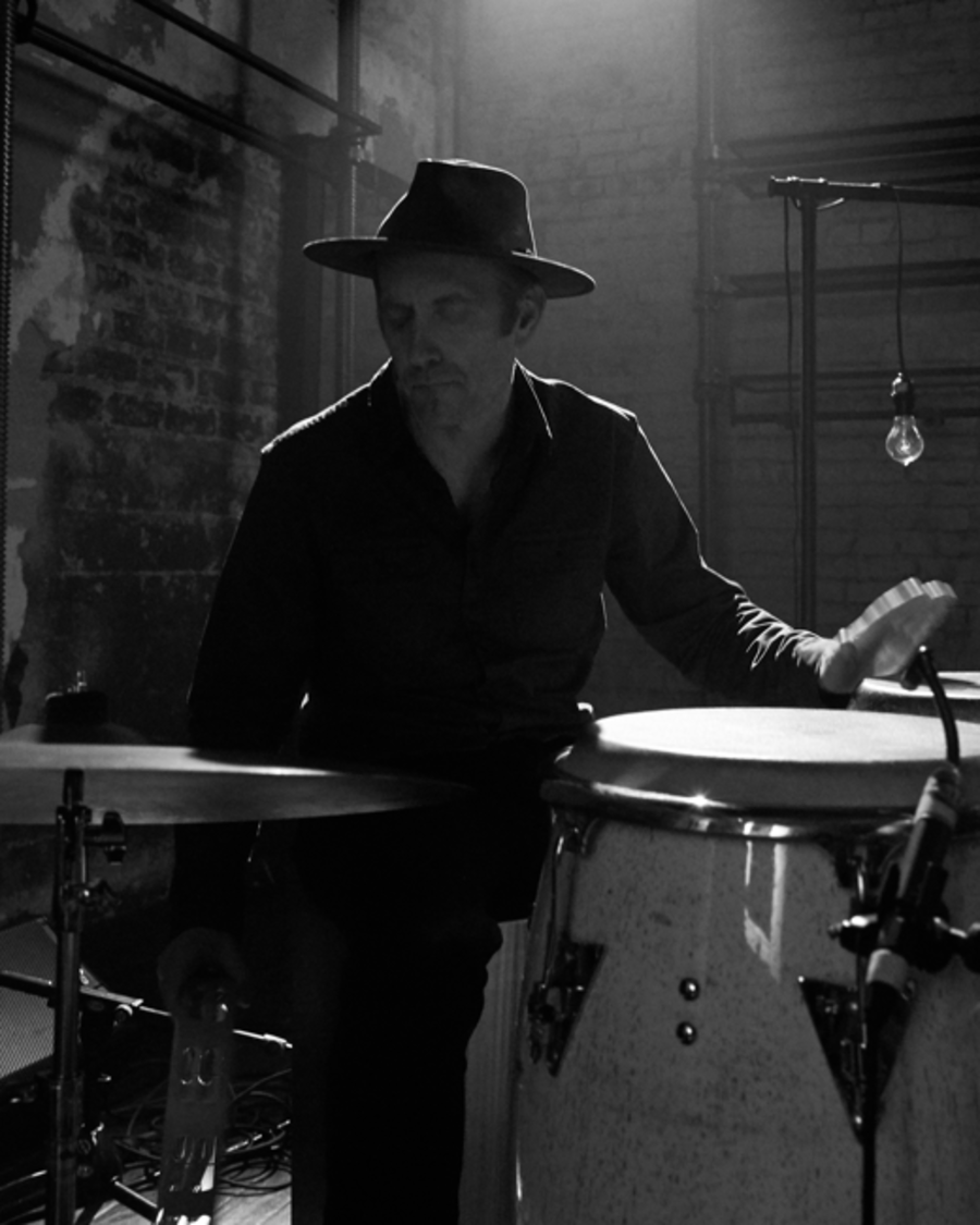 Retrato del batería de Shawn James con una camisa negra y sombrero Fedora durante la grabación de la última LA Sessions.