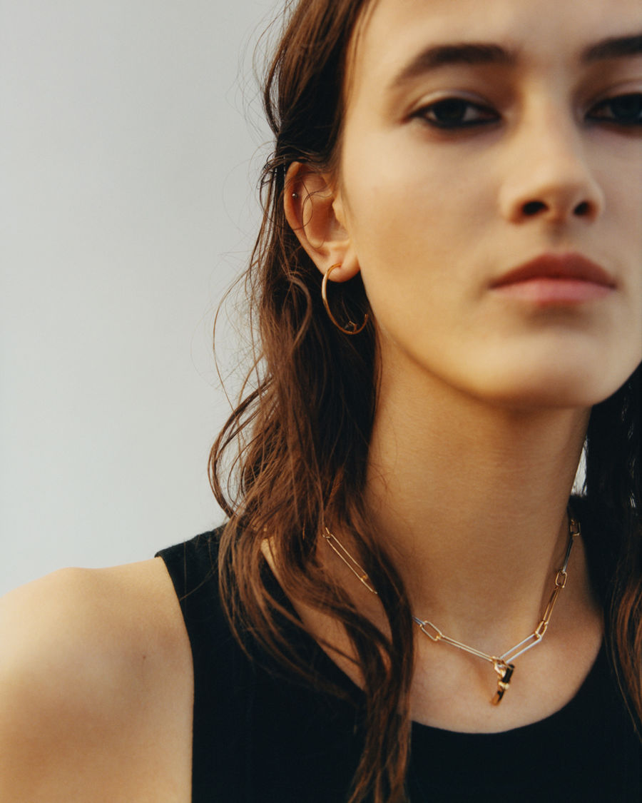 Inquadratura su una gonna che indossa una collana AllSaints.