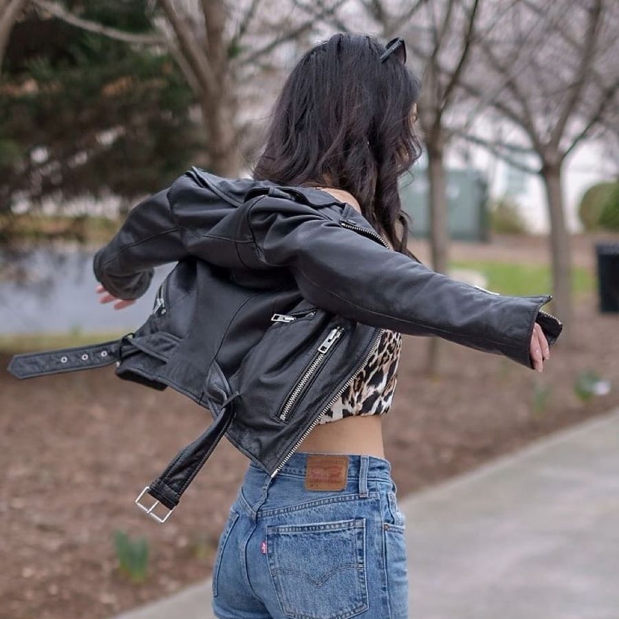 Foto di una donna che indossa capi della nuova collezione.