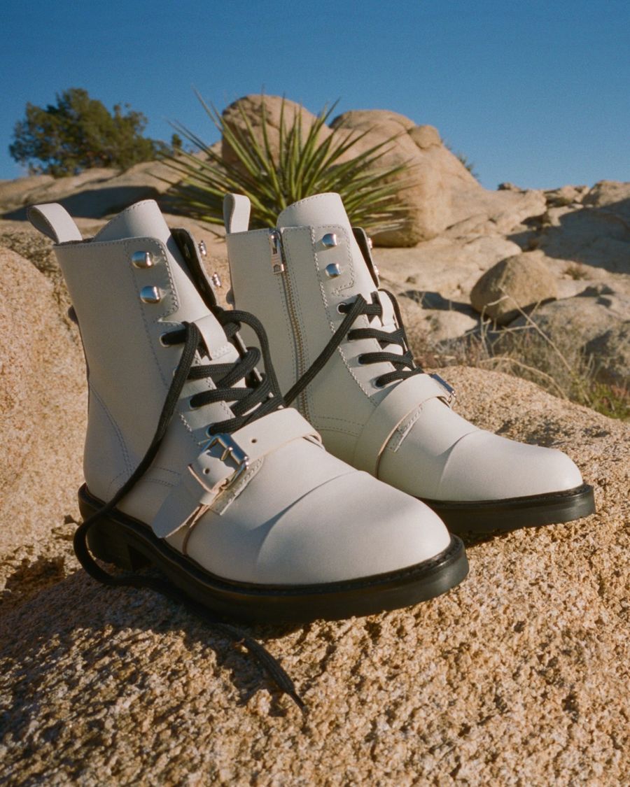 Imagen de los Botines Donita con el desierto como fondo.