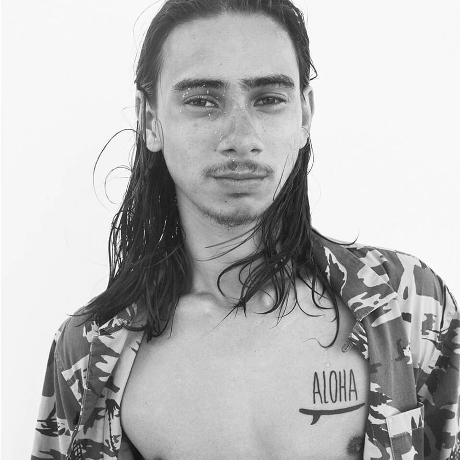 Portrait en noir et blanc d'un homme portant une chemise hawaïenne ouverte.