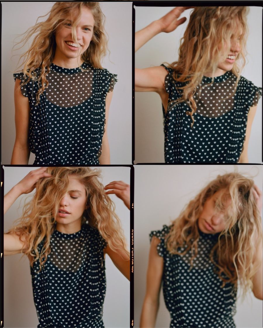 Cuatro imágenes de una mujer con un vestido negro con estampado de corazones pequeños blancos.